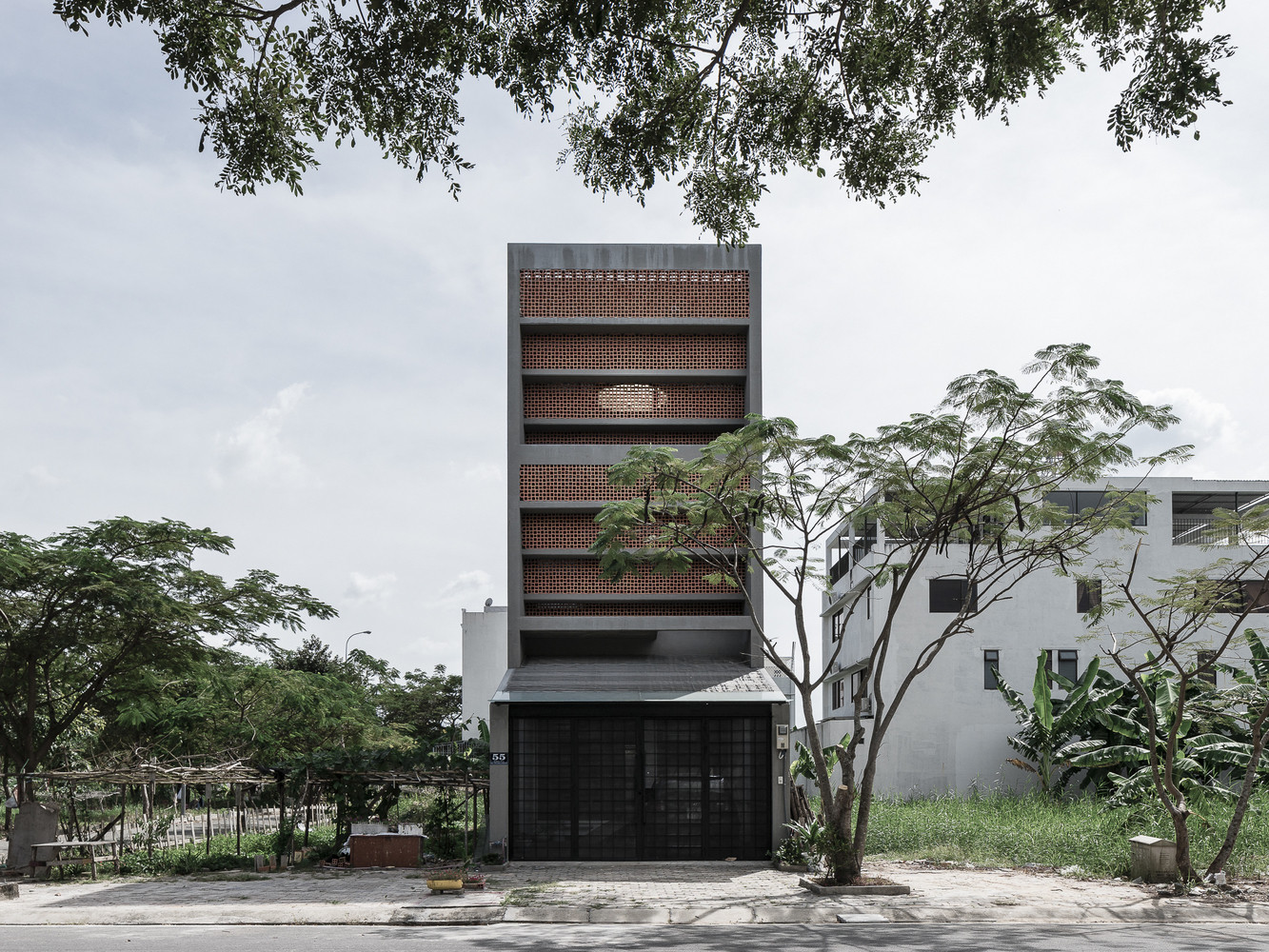 Ấn tượng với ngôi nhà được bao quanh bởi lưới chống côn trùng ở ngoại ô Sài Gòn