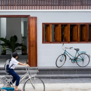 Căn nhà một tầng nổi bật giữa phố với sự kết hợp hài hòa giữa truyền thống và hiện đại
