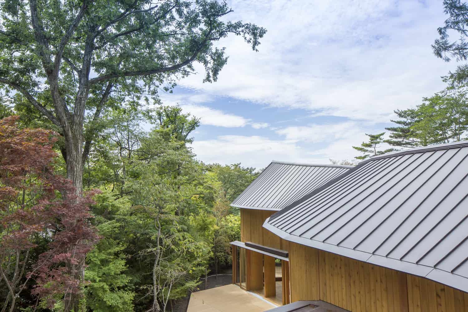 Sự độc đáo trong kiến trúc của Shishi-Iwa House là được thiết kế 2 tầng hình cong mượt mà với mái nhà nhấp nhô theo các tán lá rừng