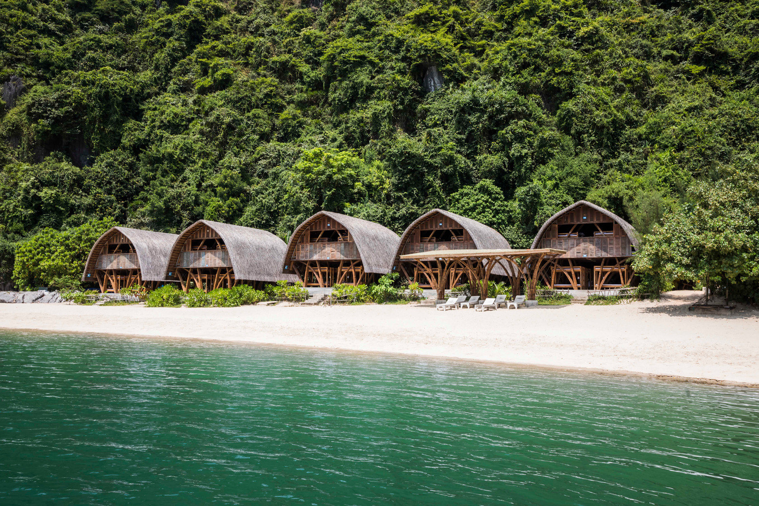 Khám phá resort bằng tre đầy ấn tượng trên vịnh Lan Hạ