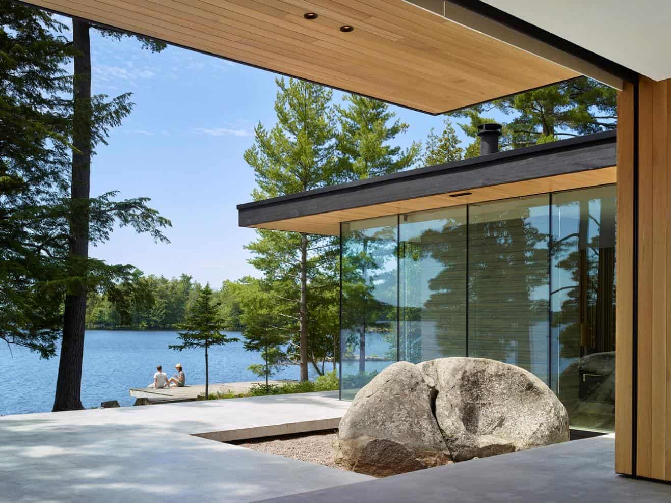Tường nhà nhìn về phía mặt hồ được thiết kế thành tường kính, thuận lợi để ngắm nhìn cảnh hồ xinh đẹp trong lành.
