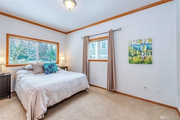 Phòng ngủ với màu sắc trang nhã, phần nền được lót thảm tạo sự ấm cúng.