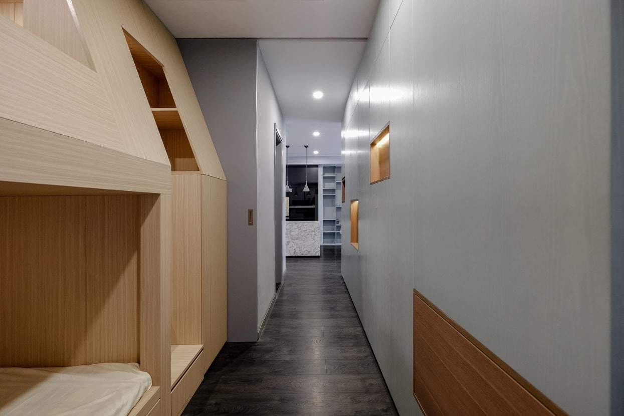 2 căn phòng ngủ được thiết kế mở, sử dụng cửa kéo. Khi mở cửa, không gian riêng trở nên hoà nhập với không gian chung